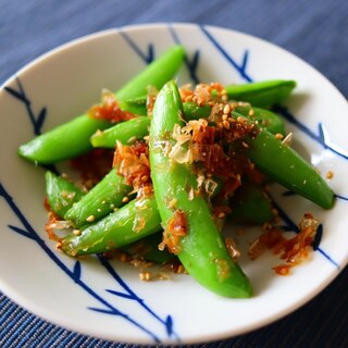 お弁当に♪スナップエンドウの胡麻鰹節和え